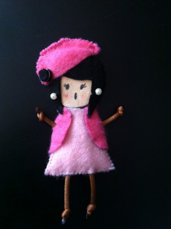 Broche Muñeca Rosa